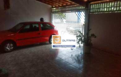 Imagem: A casa possui 3 Dormitórios, 2 Banheiros, 2 Vagas na garagem