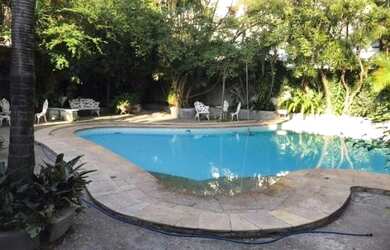 Imagem: A casa possui 5 Dormitórios, 5 Banheiros, 5 Vagas na garagem