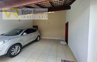 Imagem: A casa possui 3 Dormitórios, 3 Banheiros, 4 Vagas na garagem