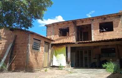 Imagem: A casa possui 3 Dormitórios, 2 Banheiros, 4 Vagas na garagem