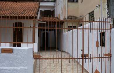 Imagem: A casa possui 5 Dormitórios, 3 Banheiros, 2 Vagas na garagem