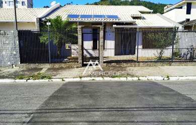 Imagem: A casa possui 3 Dormitórios, 2 Banheiros, 5 Vagas na garagem