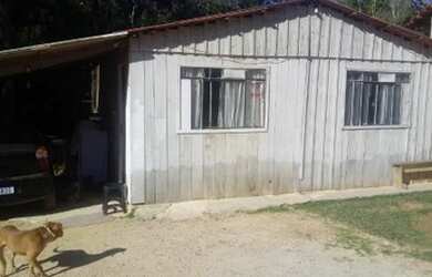 Imagem: A casa possui 3 Dormitórios, 1 Banheiro, 1 Vaga na garagem