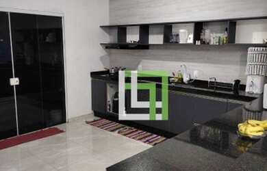 Imagem: A casa possui 3 Dormitórios, 2 Banheiros, 2 Vagas na garagem