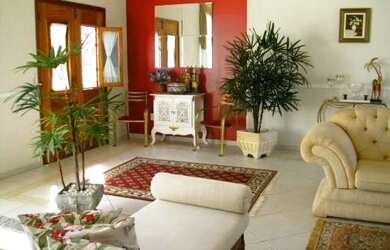 Imagem: A casa possui 4 Dormitórios, 3 Banheiros, 3 Vagas na garagem