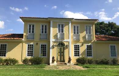 Imagem: A casa em condomínio possui 4 Dormitórios, 5 Banheiros, 5