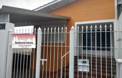 Imagem: A casa possui 2 Dormitórios, 1 Banheiro, 2 Vagas na garagem