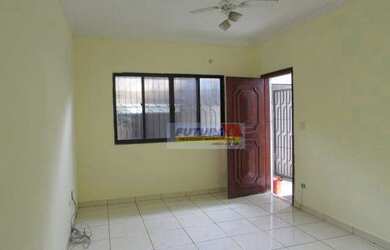 Imagem: A casa possui 2 Dormitórios, 3 Banheiros, 2 Vagas na garagem