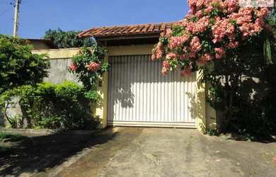 Imagem: A casa possui 3 Dormitórios, 2 Banheiros, 2 Vagas na garagem