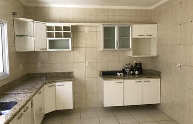 Imagem: A casa possui 4 Dormitórios, 4 Banheiros, 2 Vagas na garagem