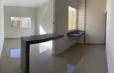 Imagem: A casa possui 2 Dormitórios, 1 Banheiro, 2 Vagas na garagem