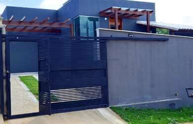 Imagem: A casa possui 3 Dormitórios, 2 Banheiros, 3 Vagas na garagem