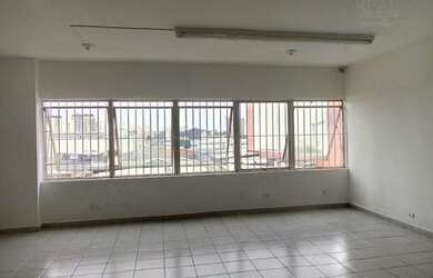 Imagem: O depósito possui 1 Vaga na garagem e 71m² de Área e está