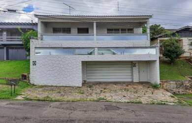 Imagem: A casa possui 4 Dormitórios, 4 Banheiros, 316m² de Área