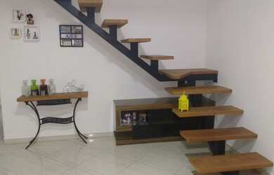 Imagem: A casa possui 3 Dormitórios, 2 Banheiros, 2 Vagas na garagem