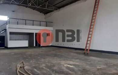 Imagem: O depósito possui 3 Vagas na garagem e 253m² de Área e está