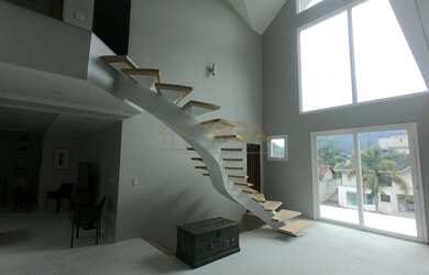 Imagem: A casa possui 5 Dormitórios, 4 Banheiros, 2.300m² de Área