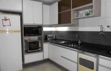 Imagem: A casa em condomínio possui 3 Dormitórios, 1 Banheiro, 2 Vagas