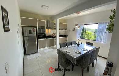 Imagem: A casa possui 3 Dormitórios, 2 Banheiros, 2 Vagas na garagem