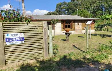 Imagem: A casa possui 3 Dormitórios, 1 Banheiro, 1 Vaga na garagem