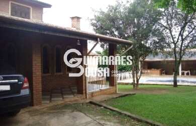 Imagem: A casa possui 4 Dormitórios, 3 Banheiros, 5 Vagas na garagem