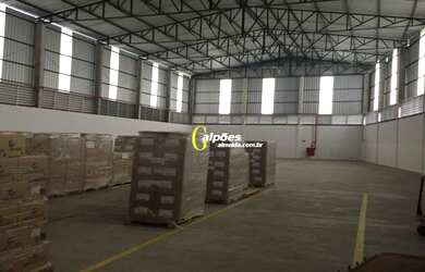 Imagem: O depósito possui 5 Vagas na garagem, 1.180m² de Área e