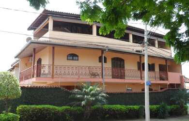 Imagem: A casa possui 3 Dormitórios, 3 Banheiros, 3 Vagas na garagem