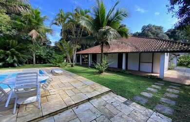 Imagem: A casa possui 4 Dormitórios, 3 Banheiros, 4 Vagas na garagem