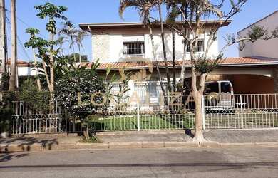 Imagem: A casa possui 4 Dormitórios, 4 Banheiros, 2 Vagas na garagem