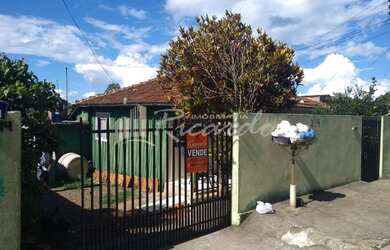 Imagem: A casa possui 3 Dormitórios, 1 Banheiro, 2 Vagas na garagem