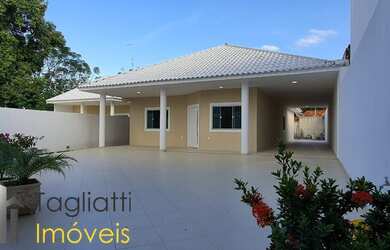 Imagem: A casa possui 4 Dormitórios, 3 Banheiros, 5 Vagas na garagem