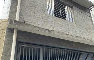 Imagem: A casa possui 3 Dormitórios, 3 Banheiros, 2 Vagas na garagem