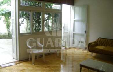 Imagem: A casa possui 4 Dormitórios, 1 Banheiro, 2 Vagas na garagem