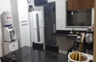 Imagem: A casa possui 3 Dormitórios, 3 Banheiros, 2 Vagas na garagem