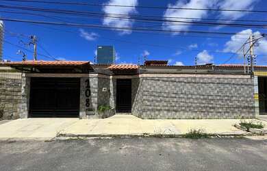 Imagem: A casa possui 4 Dormitórios, 2 Banheiros, 5 Vagas na garagem