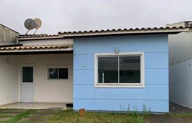 Imagem: A casa em condomínio possui 3 Dormitórios, 2 Banheiros e