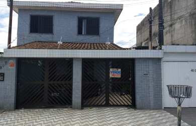 Imagem: A casa possui 3 Dormitórios, 3 Banheiros, 2 Vagas na garagem