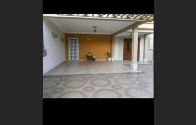 Imagem: A casa possui 2 Dormitórios, 3 Banheiros, 5 Vagas na garagem