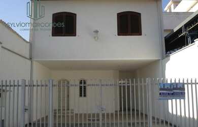 Imagem: A casa possui 3 Dormitórios, 2 Banheiros, 1 Vaga na garagem