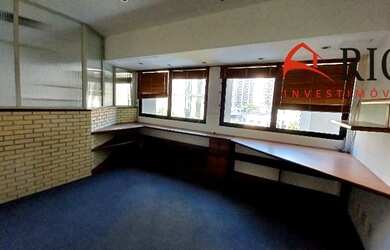 Imagem: O depósito possui 1 Vaga na garagem e 49m² de Área e está