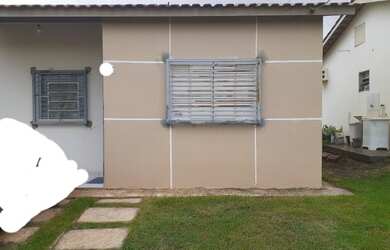 Imagem: A casa possui 2 Dormitórios, 1 Banheiro, 2 Vagas na garagem