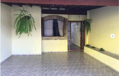 Imagem: A casa à venda possui 3 Dormitórios, 1 Banheiro, 2 Vagas na