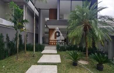 Imagem: A casa em condomínio possui 4 Dormitórios, 5 Banheiros, 3