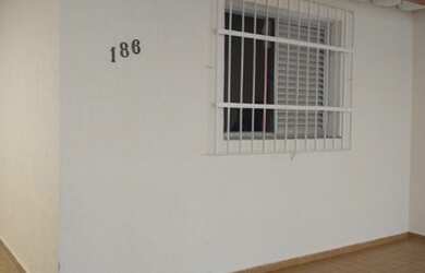 Imagem: A casa possui 2 Dormitórios, 1 Banheiro, 2 Vagas na garagem