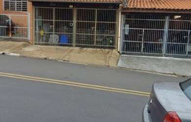 Imagem: A casa possui 3 Dormitórios, 2 Banheiros, 2 Vagas na garagem
