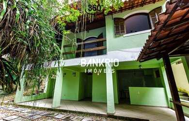 Imagem: A casa possui 3 Dormitórios, 4 Banheiros, 5 Vagas na garagem