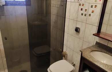 Imagem: A casa possui 4 Dormitórios, 5 Banheiros, 4 Vagas na garagem