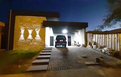 Imagem: A casa possui 3 Dormitórios, 2 Banheiros, 4 Vagas na garagem