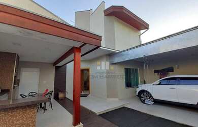 Imagem: A casa possui 3 Dormitórios, 3 Banheiros, 2 Vagas na garagem