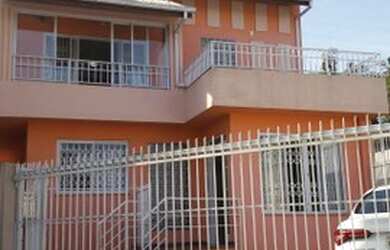 Imagem: A casa possui 3 Dormitórios, 3 Banheiros, 3 Vagas na garagem